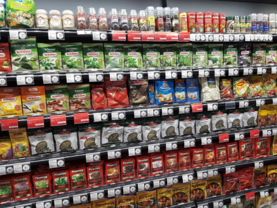 Подправки на показ: как да превърнете една трудна категория в добре организиран и продаваем рафт